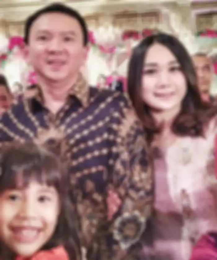 Penampilan Puput Nastiti Devi yang curi perhatian kenakan kalung Salib saat temani Ahok kondangan