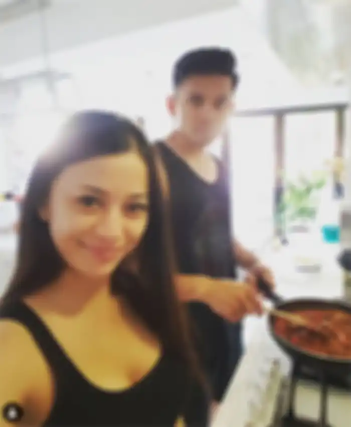Angie Virgin masak bareng suami
