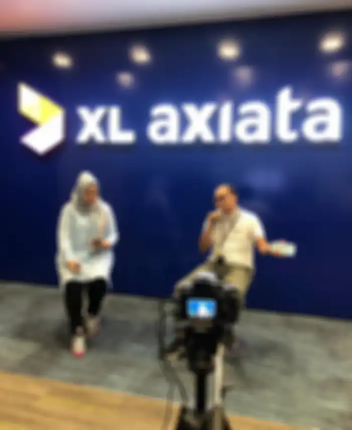 (Plt) Chief Teknologi Officer XL Axiata, I Gede Darmayusan (kanan) dan Group Head Corporate Communication XL Axiata, Tri Wahyuningsih (kiri) lewat live streaming memaparkan kenaikan trafik jaringan XL Axiata sepanjang satu pekan berlakunya bekerja dan belajar di rumah, 15-22 Maret 2020. Jakarta, Senin (23/3).
