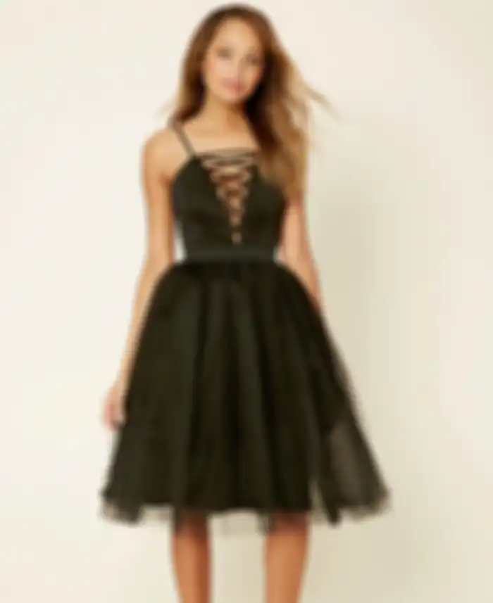 Model dress buat zodiak Libra, yaitu tulle a-line dress.
