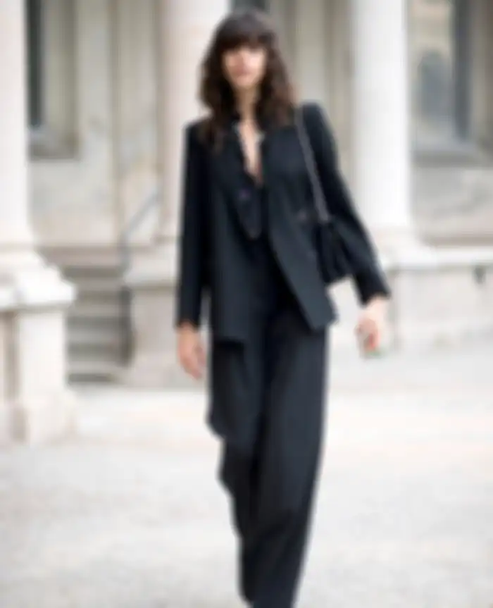 Warna hitam juga bisa jadi pilihan untuk outfit saat interview