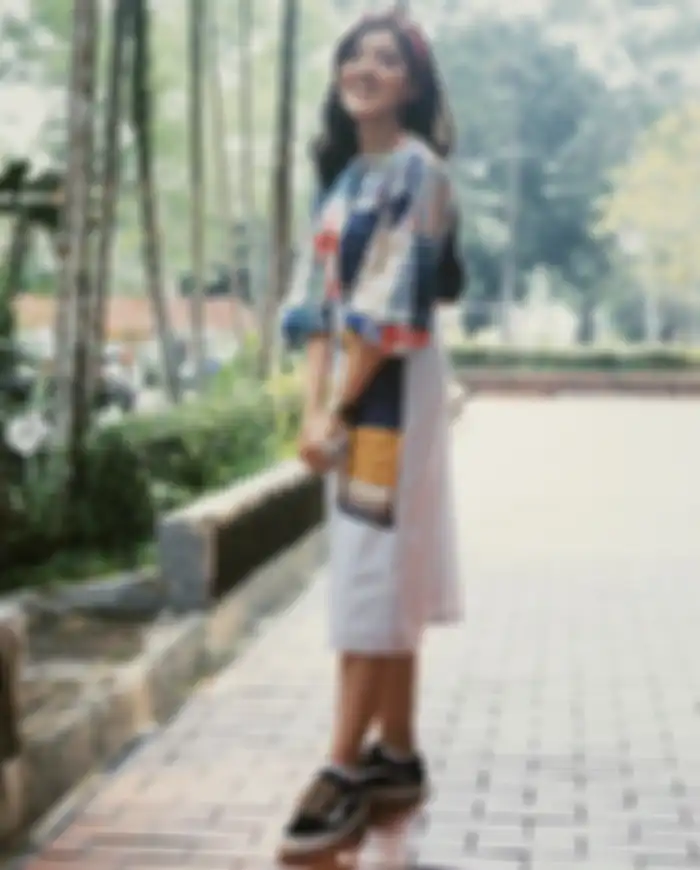 Gaya kasual Ify Alyssa dengan 1 model sneakers