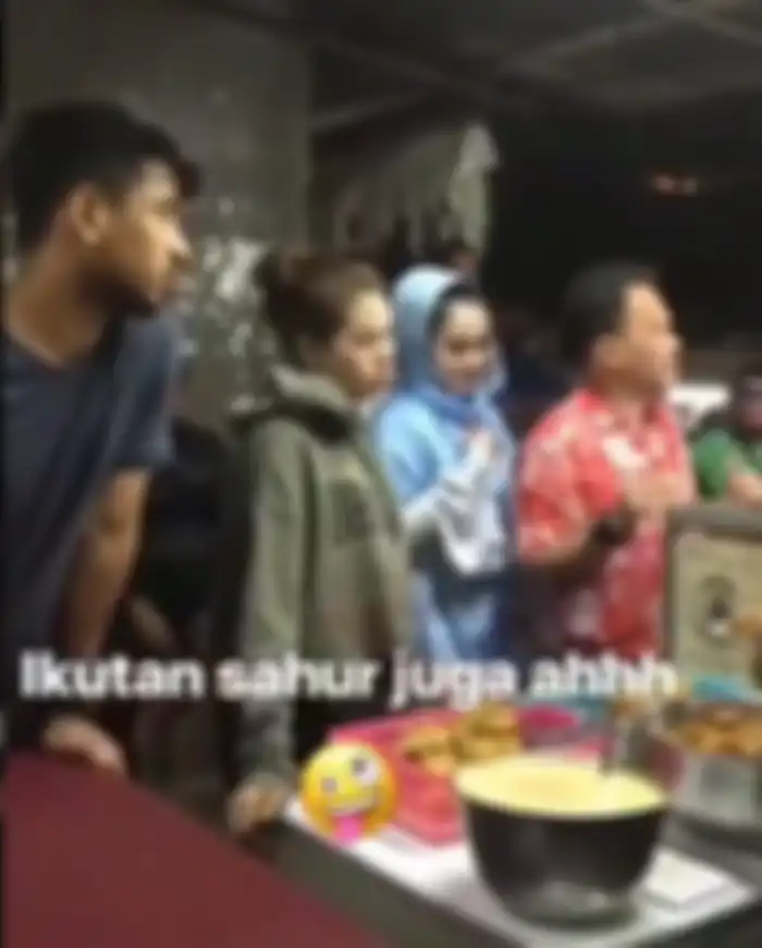 Jennifer Dunn dan Faisal Haris membeli makan sahur di warung kaki lima 
