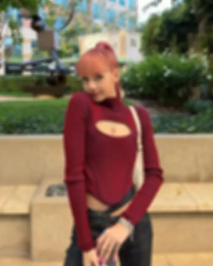 Tampil kece dengan turtleneck merah 