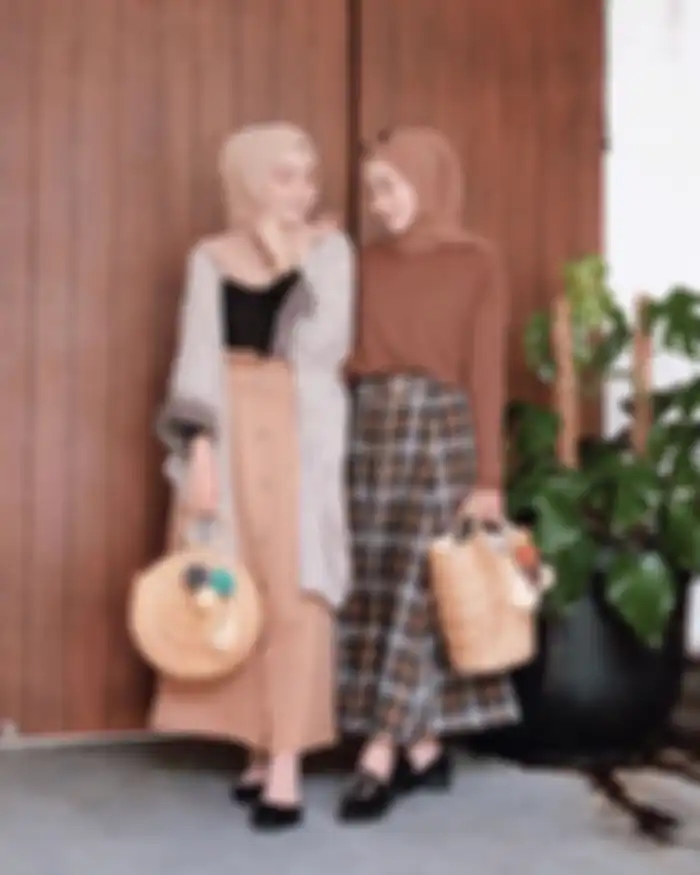 Paduan loose t-shirt, pashmina hijab dan loafers midheels untuk rok motif kotak-kotak