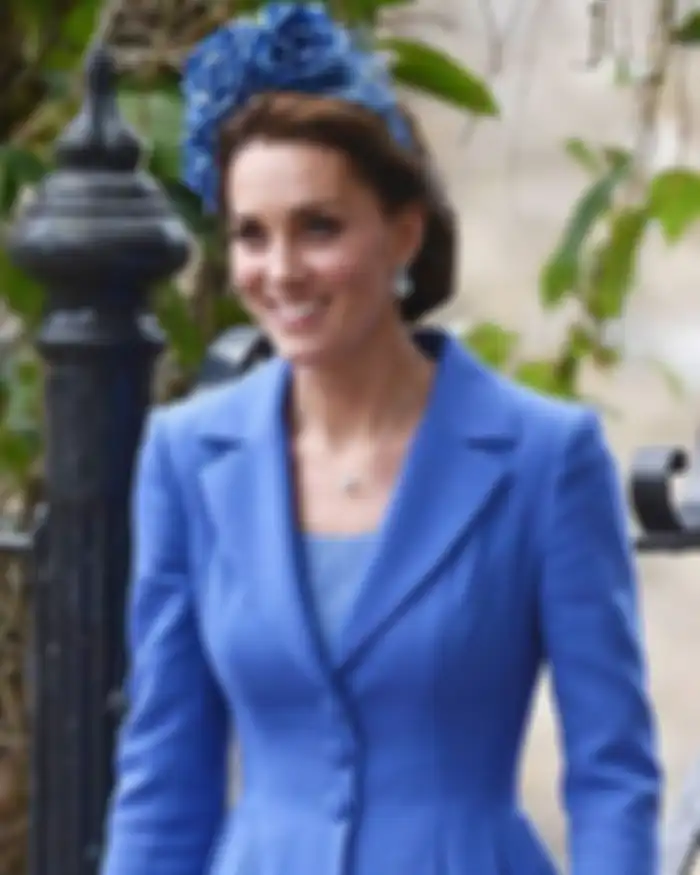 Penampilan Kate Middleton dengan bandana di acara pernikahan temannya