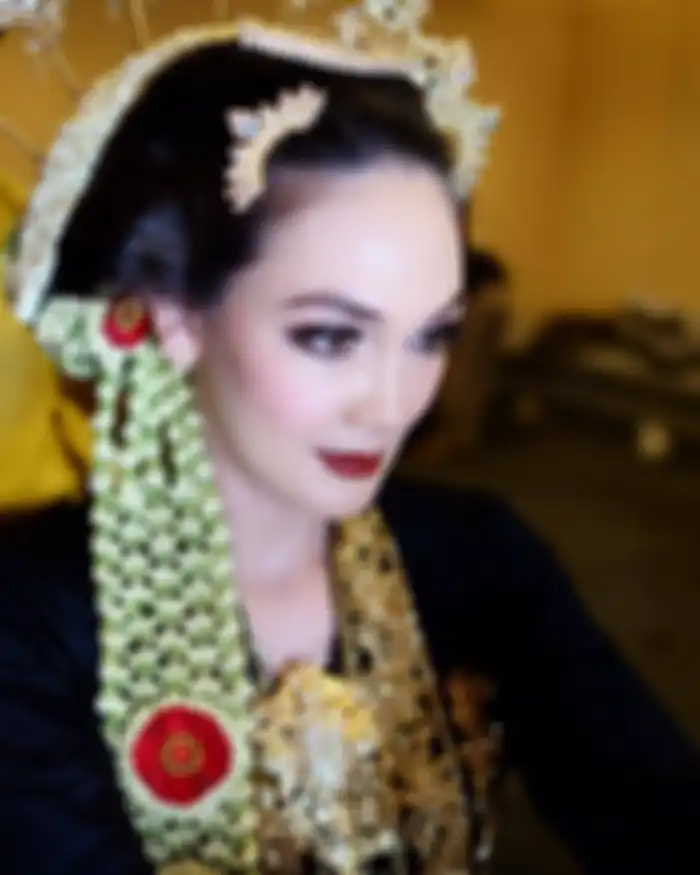 Riasan ala pengantin Jawa yang dikenakan Luna Maya