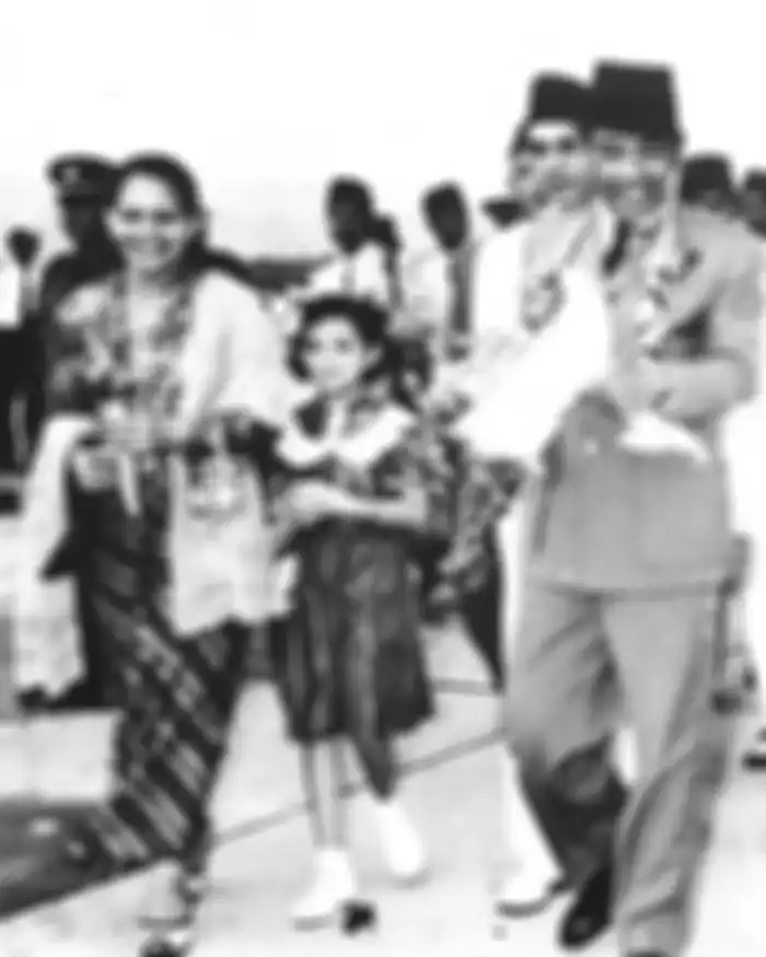 Foto kakek, nenek, dan ibunda Ashanty mendampingi Presiden Soekarno
