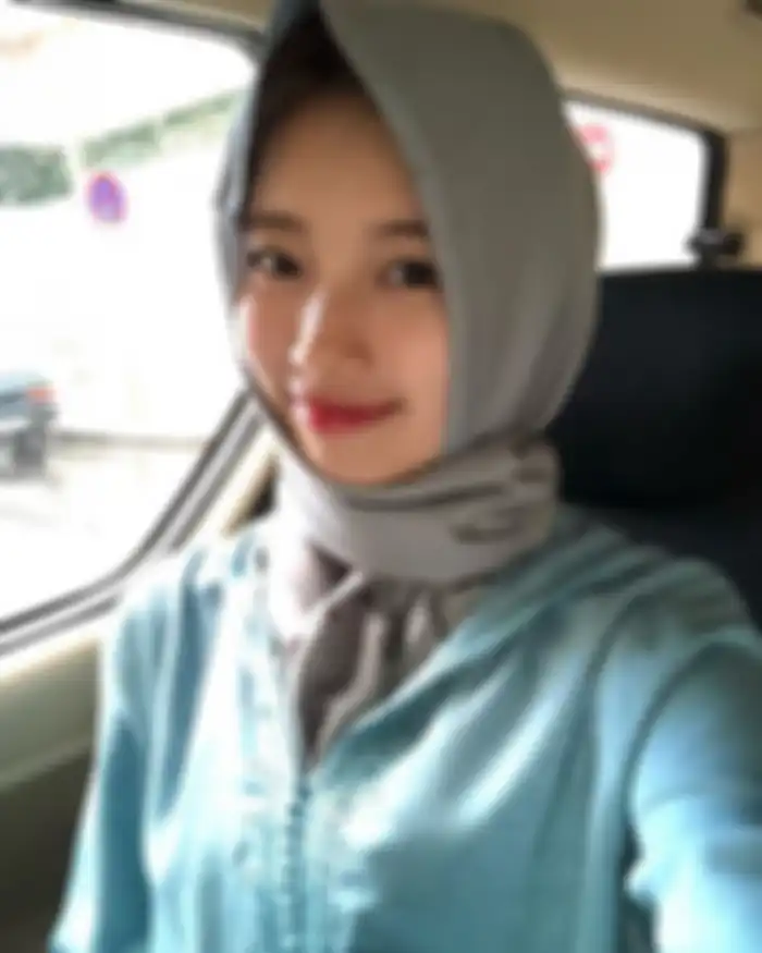 Bae Suzy kenakan hijab 