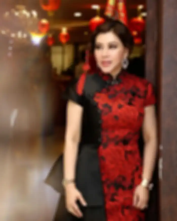 Penampilan asisten pribadi Hotman Paris, Nurbaeny Janah berbalut cheongsam merah.