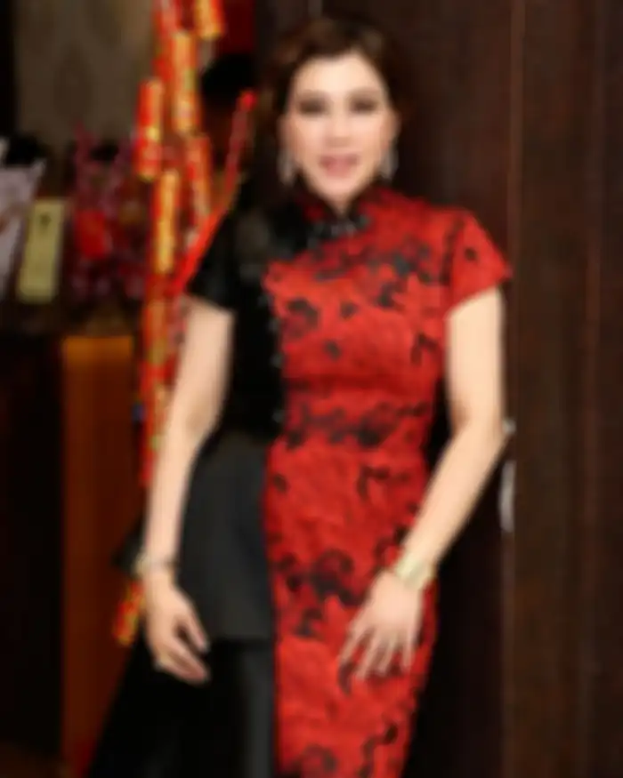 Penampilan asisten pribadi Hotman Paris, Nurbaeny Janah berbalut cheongsam merah.