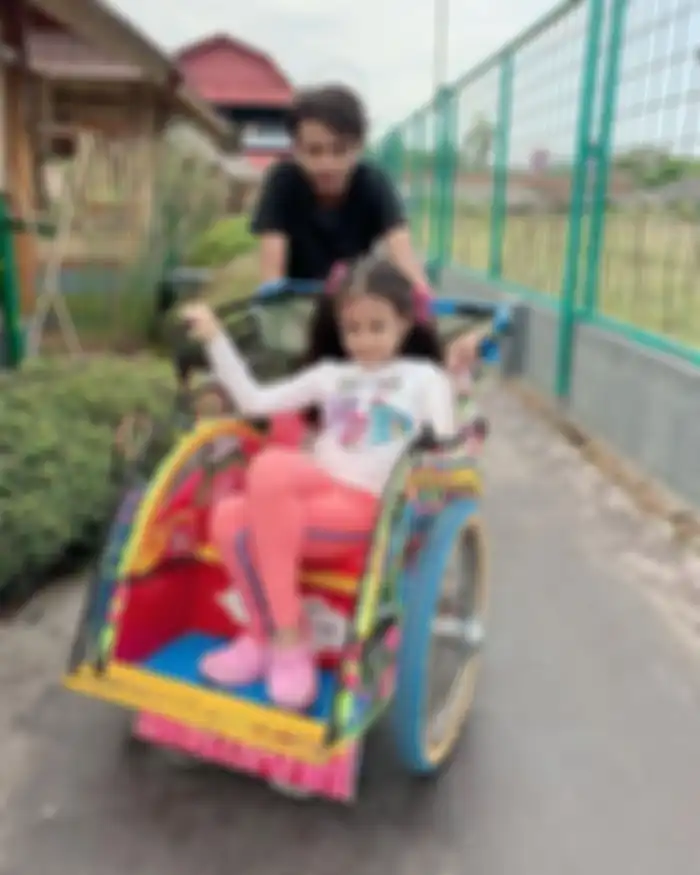 Restu Van Houten Bersama Sang Adik