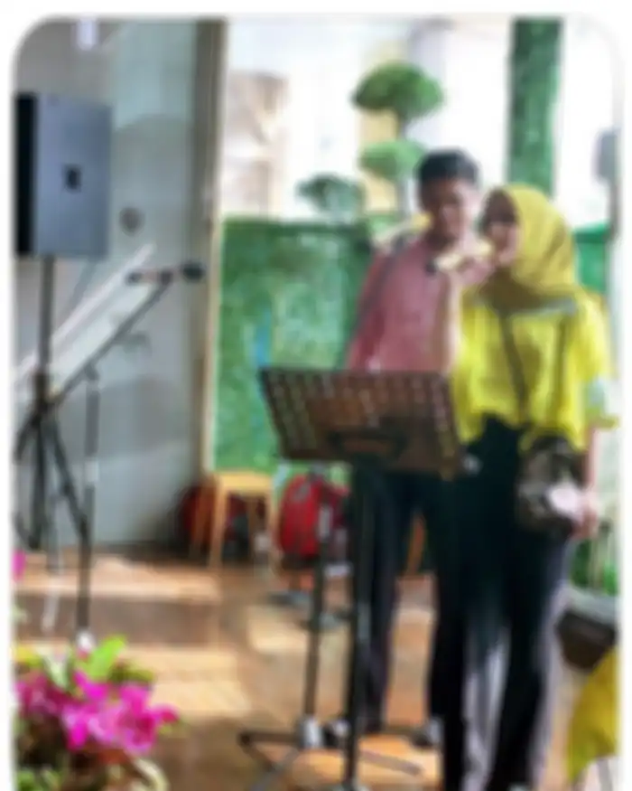Rumah makan milik Bella Shapira juga dilengkapi dengan panggung hiburan 