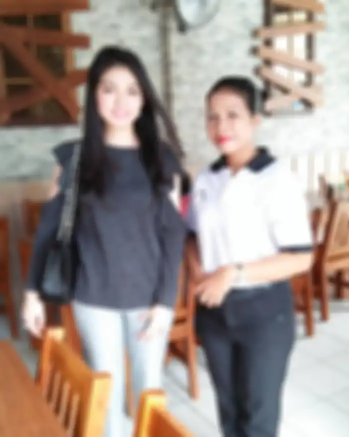 Selvi Ananda berpose bersama salah satu staf restoran di Medan, Sumatera Utara.