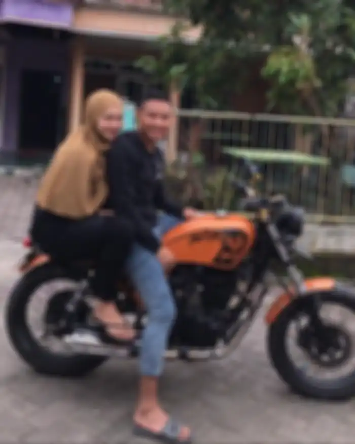 Evan Dimas berpose di atas motor custom bersama istri