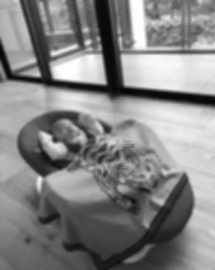 Raphael Moeis, anak Sandra Dewi tertidur nyaman di bouncer di ruang keluarga