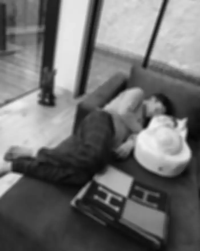 Harvey Moeis, suami Sandra Dewi dan anaknya tertidur lelap di sofa bed, bagian belakangnya langsung 