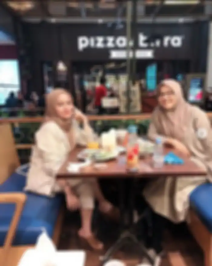 istri kedua aziz gagap saat di restoran dengan heels tingginya