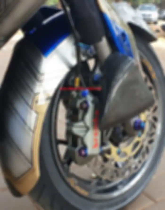 Aksesoris mahal nempel di Yamaha XMAX ini termasuk salah satunya kaliper Brembo.
