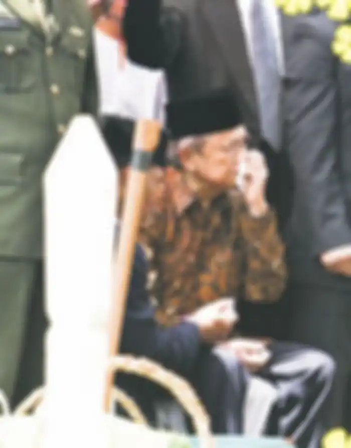 Derai air mata Habibie melepas kepergian Ainun.