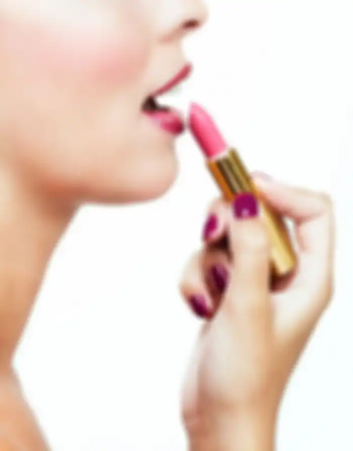 Lipstik atau lip cream wajib ada di dalam tas