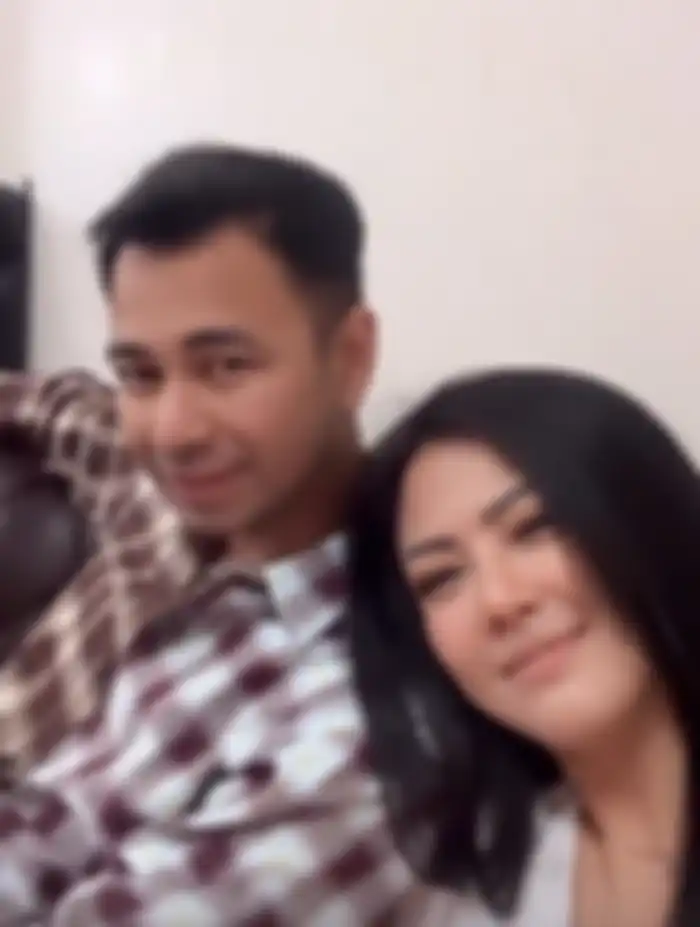 nita gunawan pamer foto mirip raffi ahmad di hp