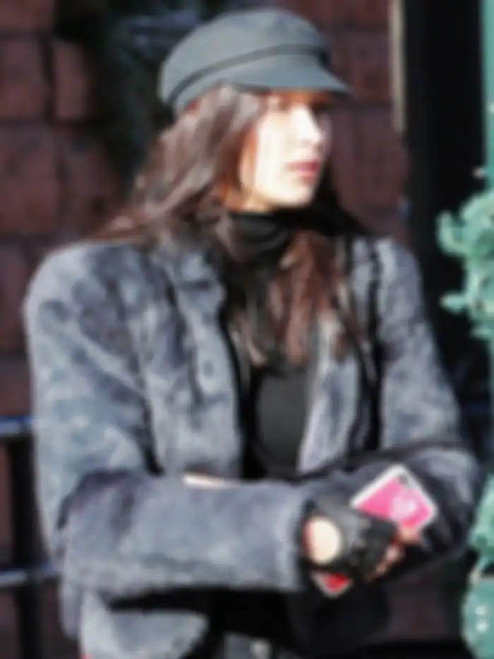 Bella Hadid newsboy cap