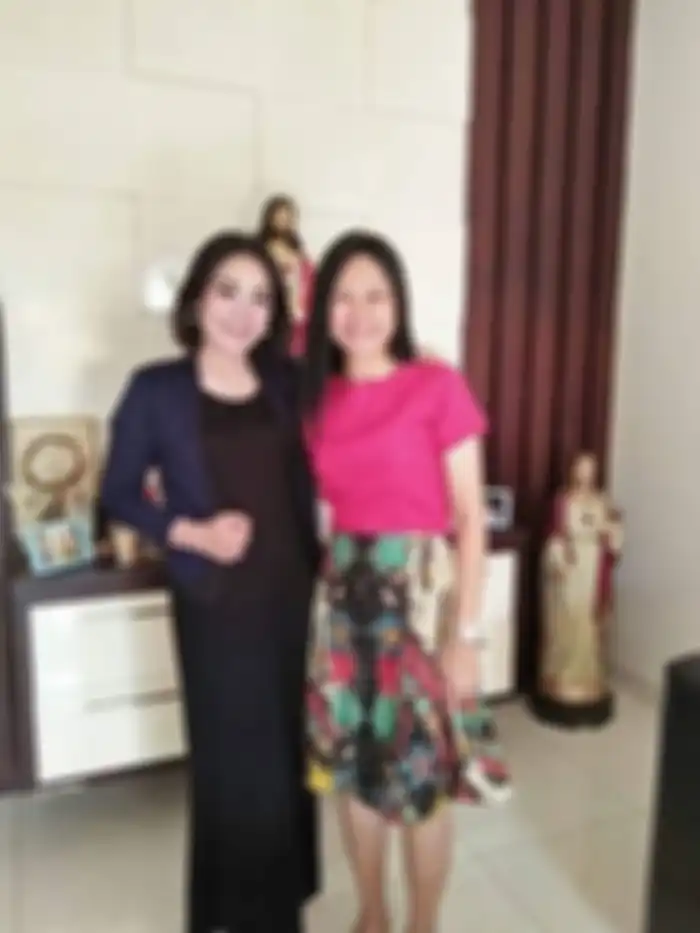 Ahok Bebas dari Penjara, Intip Gaya Bripda Puput Nastiti Devi (kiri) Saat Ibadah Bersama Keluarga Ah