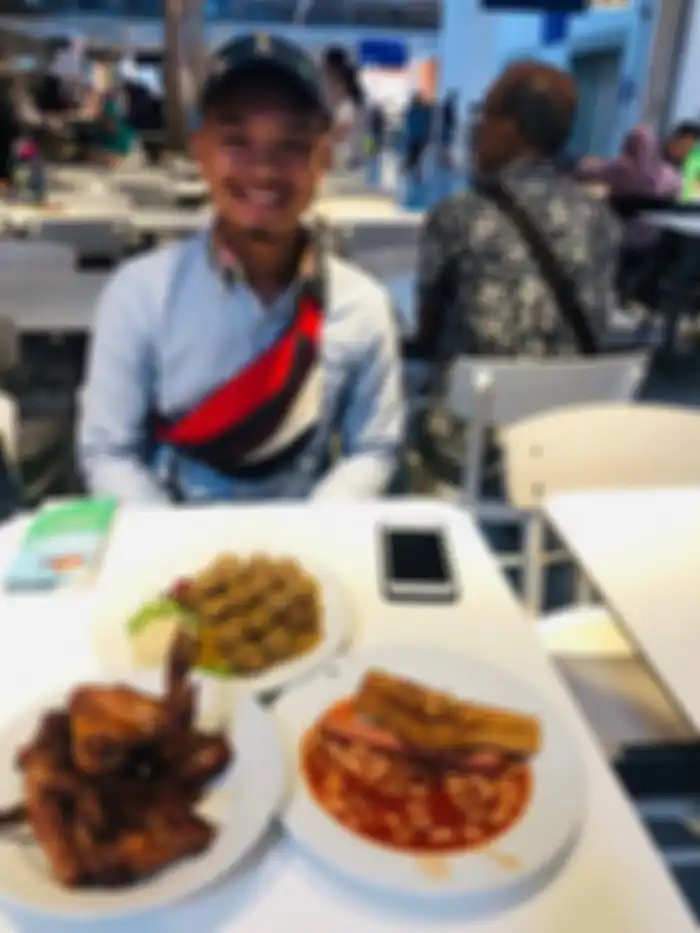 Habil tersenyum lebar saat diajak makan di luar