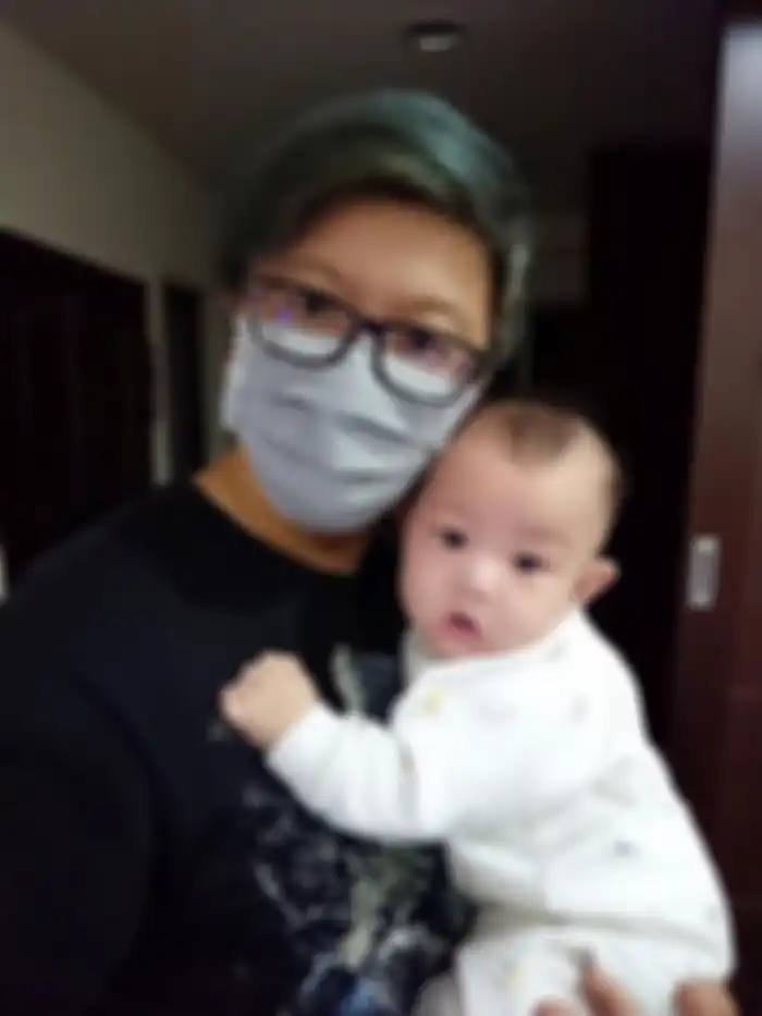 Sang suami rela mengurus cucunya bak anak sendiri
