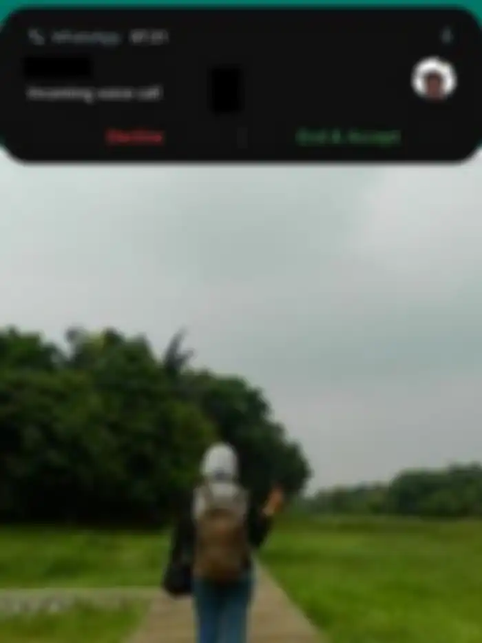 Fitur Call Waiting di WhatsApp yang menampilkan jenedla pop-up