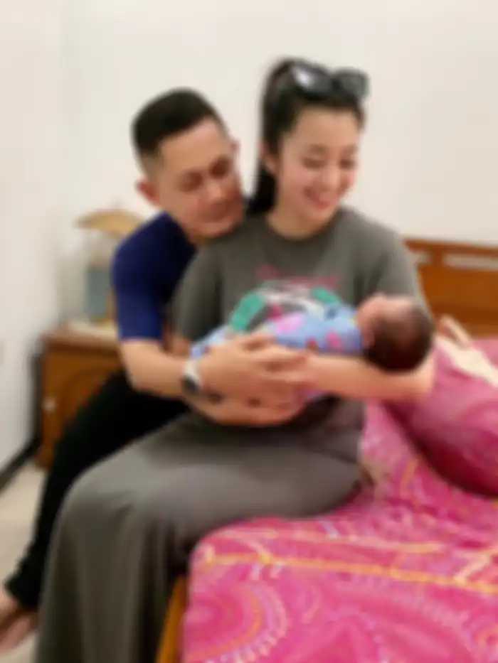 Fitri Carlina gendong bayi