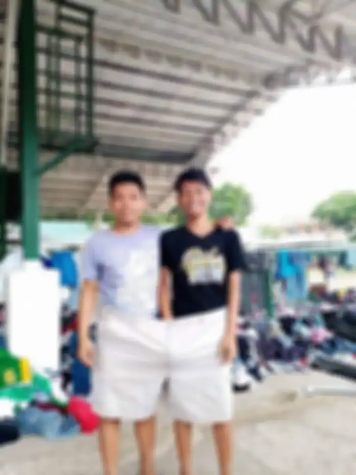 Potret keseruan pengungsi Gunung Taal ketika mencoba pakaian dari para donatur.