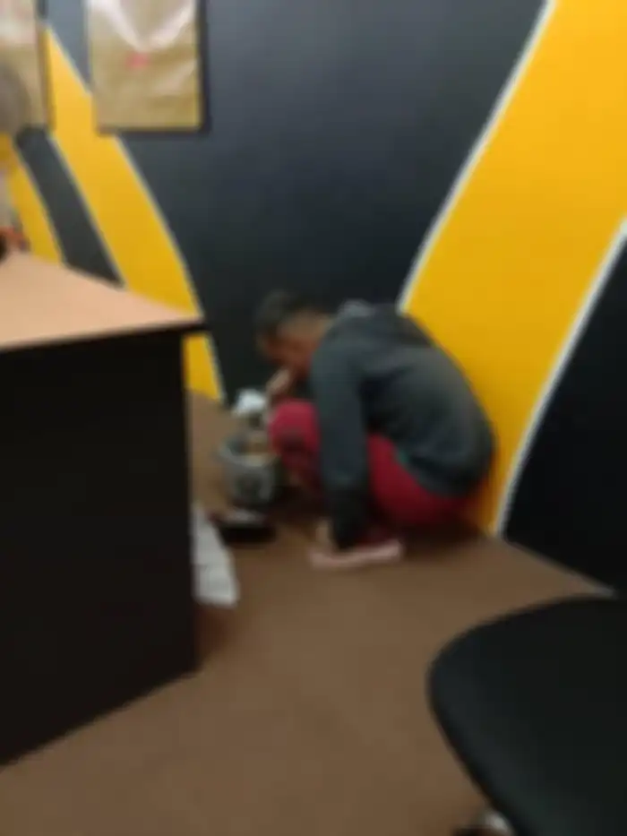 Karyawan masak nasi di kantor