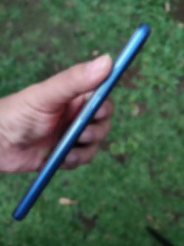 Ketebalan realme C15 dari samping
