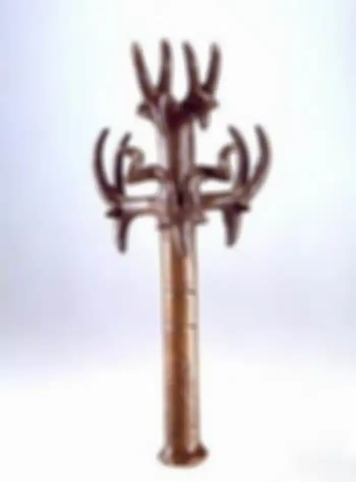 Tongkat perunggu dari Nahal Mishmar Hoard. Ditampilkan di Museum Hecht di Haifa.