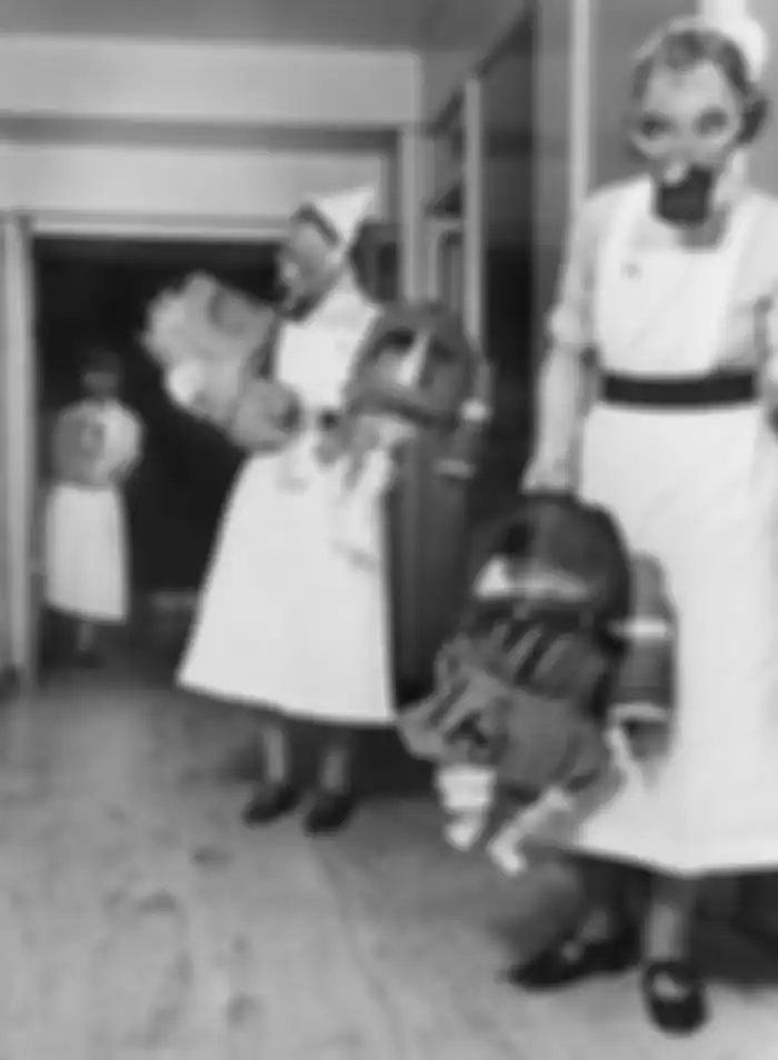 Masker gas untuk bayi yang diuji di rumah sakit Inggris tahun 1940