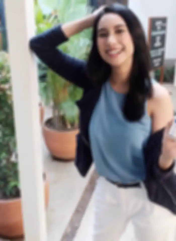 Fashion dengan outfit biru Shabrina Ayu