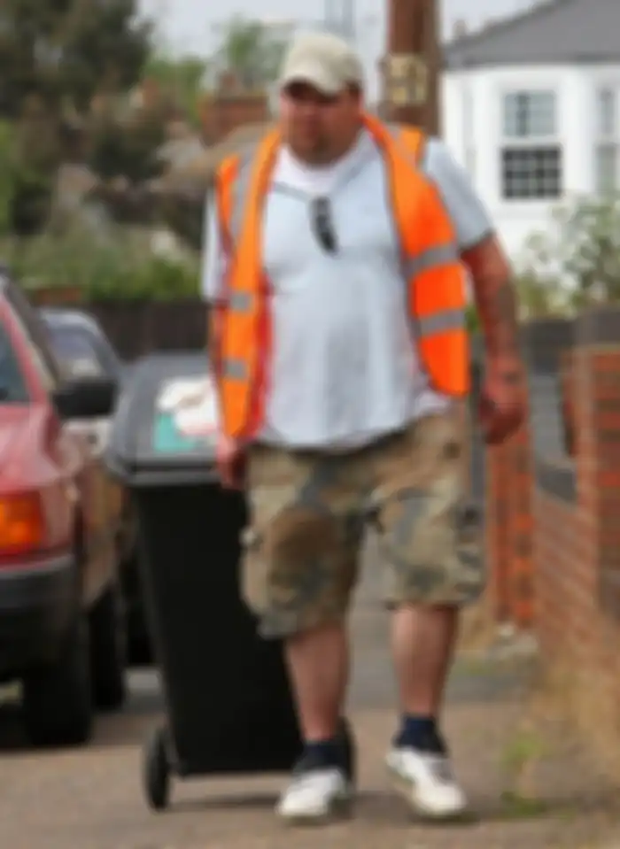 Michael Carroll saat menjadi tukang sampah.