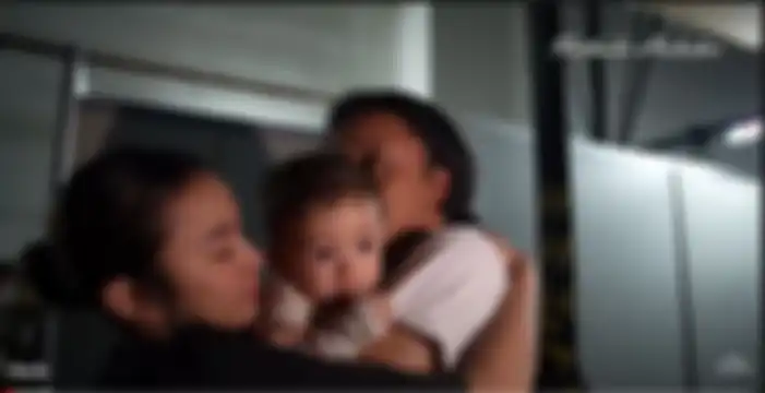 Air mata Rizky Febian menetes saat lepas rindu dengan anak Nathalie Holscher, Adzam.