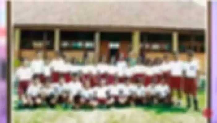 Kevin saat duduk di Sekolah Dasar berpakaian rok hanya pada waktu sekolah. Kesehariannya lebih menyukai kaos dan celana.