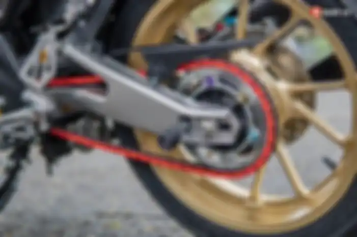 Motor modifikasi Yamaha R15M edisi World GP 60th Anniversary, rantai diganti pakai RK Japan warna merah.