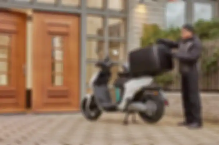 Yamaha NEO's Delivery dilengkapi top boks yang dapat mengangkut beban sekitar 30 kg.