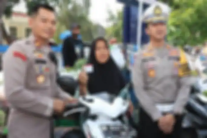 Polres Lombok Tengah memberikan SIM C gratis pada pedagang sayur keliling di Kantor Satlantas Polres Lombok Tengah, NTB, Senin (11/11/2024).