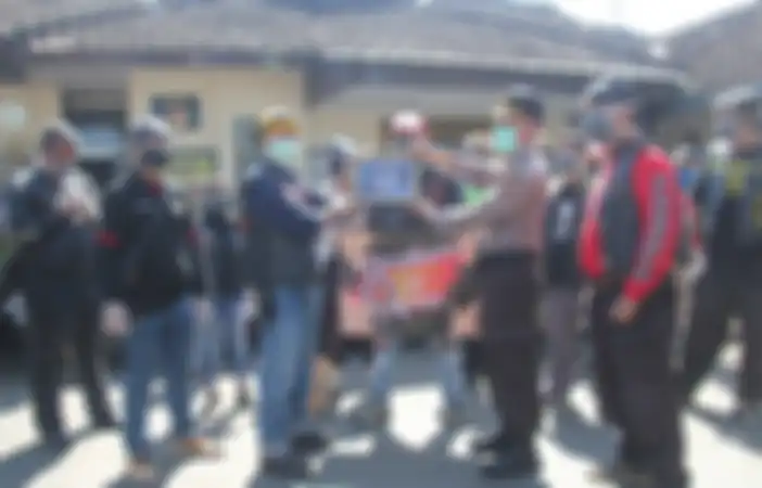 Bro Tommy BBMC mewakili BROTHERS IN ARMS menyerahkan Piagam & Merchandise BIA kepada Kapolsek Lengkong.
