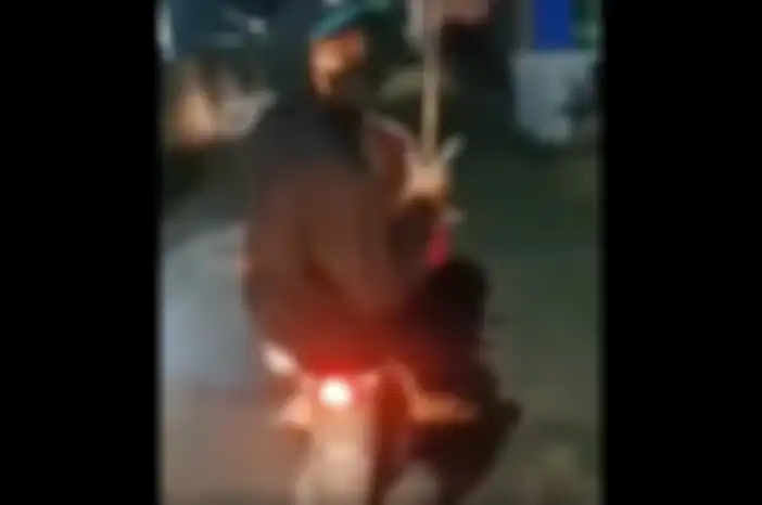  Viral di media sosial, gerombolan pemuda diduga geng motor bawa celurit teriak paket ke rumah warga di Cibubur, Jakarta Timur.