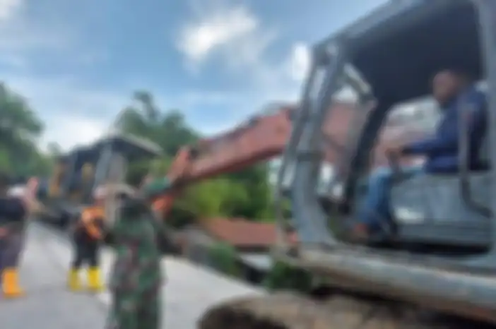 Truk nyangkut di Gunung Manggah Samarinda berhasil dievakuasi menggunakan alat berat excavator.