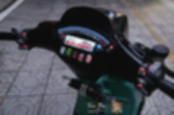 Modifikasi motor Vespa Sprint 150, panel instrumen aftermarket mirip Kawasaki Ninja ZX10R.
