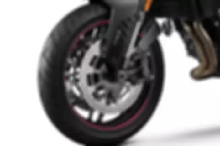 CFMoto 800NK dibekali double disc brake dan sok upside down.