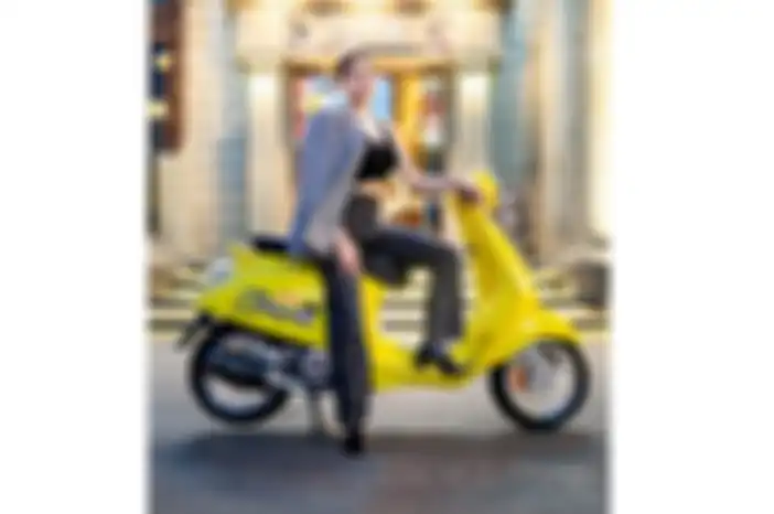 Modifikasi motor Vespa Primavera garapan ladies biker asal Vietnam.
